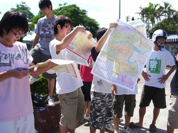 男生們在研究地圖!!