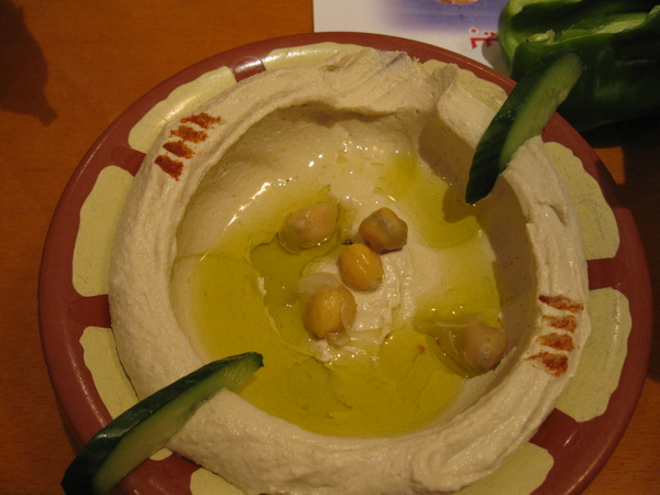 Hummus(雞豆打成泥加一點芝麻醬跟檸檬汁和大蒜)