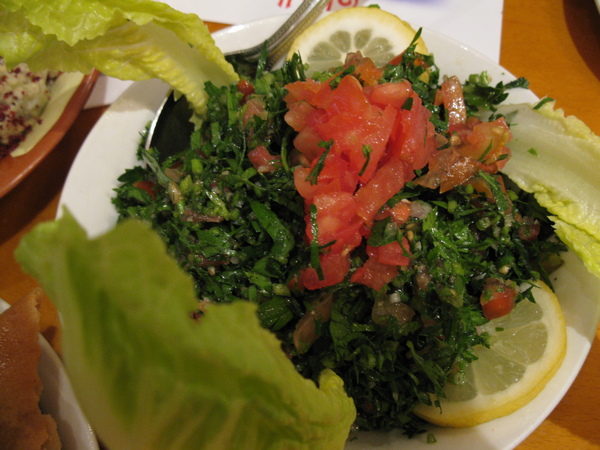 Tabouli(主要是巴西利和小麥加番茄小黃瓜跟檸檬) 