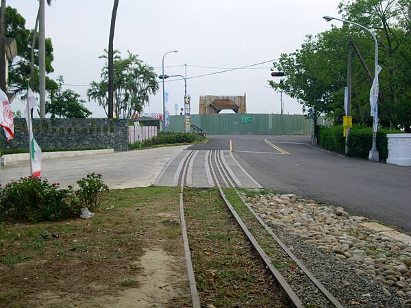 鐵軌、殘跡和鐵橋.jpg