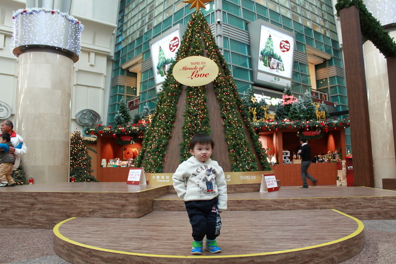 99.12.28.台北信義~百貨區聖誕樹(第二訪)-2.1歲