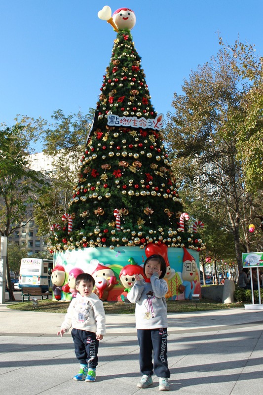 99.12.28.台北信義~百貨區聖誕樹(第二訪)-2.1歲