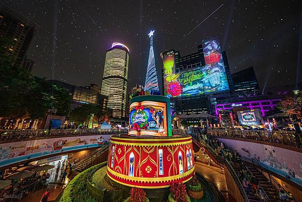百揚大樓(耶誕樹左邊)擁有俯瞰新北耶誕城最佳視野 百揚大樓(耶誕樹左邊)擁有俯瞰新北耶誕城最佳視野