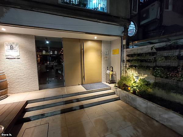 INDULGE Bistro (實驗創新餐酒館)