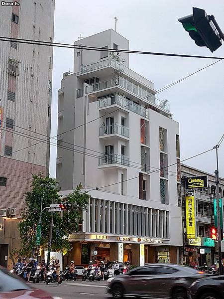 [食遊] 西屯 希堤微旅 純白極簡風格+L型超大露台