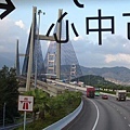 連接大嶼山和九龍半島的青馬大橋（全球最長的行車及鐵路吊橋）