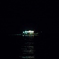 另一艘海釣船，已經先開集魷燈