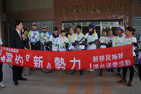 DSC02820-賴市長為姊妹加油打氣,市長說新移民組成送愛車隊帶著孩子上路,這樣的公益行動深具意義。 DSC02820-賴市長為姊妹加油打氣,市長說新移民組成送愛車隊帶著孩子上路,這樣的公益行動深具意義。