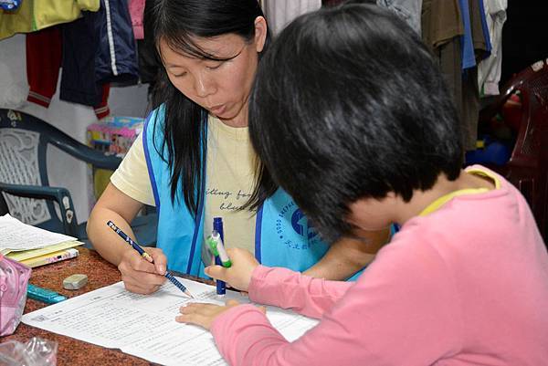 善牧透過到宅服務來協助弱勢家庭兒童 善牧透過到宅服務來協助弱勢家庭兒童