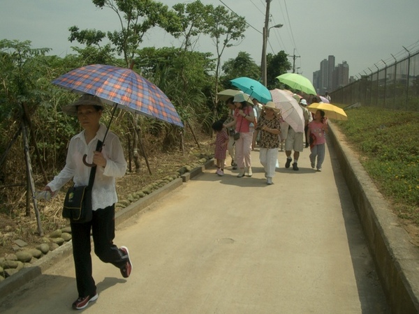 IMGP6266到處都是健行的人的腳踏車專用道.JPG