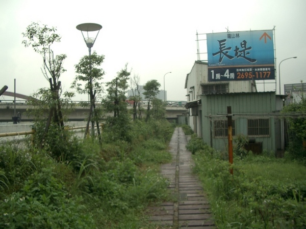 詭怪的路，沒有人跡，也不適合腳踏車