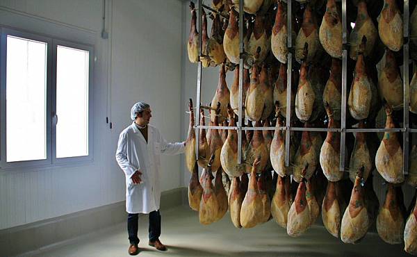 伊比利火腿風乾熟成中.jpg 伊比利火腿風乾熟成中.jpg