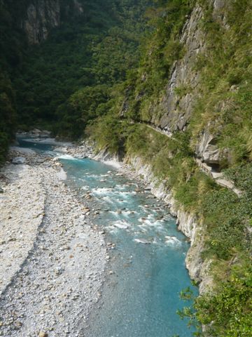 再走約0.5h 就看到神奇的砂卡礑溪  藍的夢幻  右手邊是砂卡礑步道