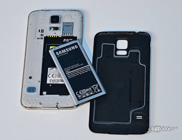 GALAXY S5在加入IP67防塵與生活防水功能的同時，提供突破性的設計，為使用者保留可拆式背蓋設計，讓使用者更換電池更加便利