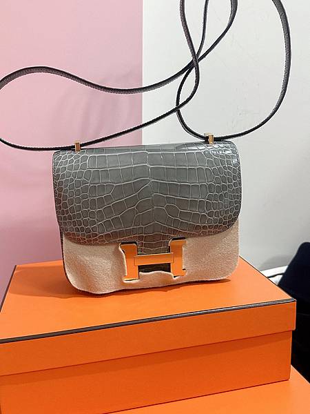 mini Bolide便宜快3萬!!!!網友一趟日本愛馬仕拿 mini Bolide便宜快3萬!!!!網友一趟日本愛馬仕拿