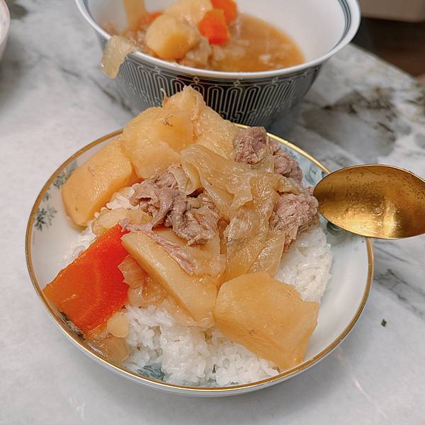 作法教學）日本人做的正宗日式馬鈴薯燉肉。甜甜的紅蘿蔔、馬鈴薯