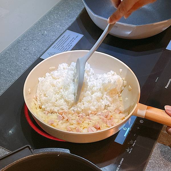 一共用了11顆蛋，做第三個終於成功！日本人的日式蛋包飯(作法