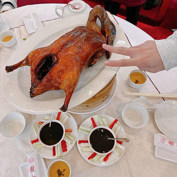 他回日本前帶他來吃我台北最愛龍都酒樓烤鴨!鴨粥還有港點好吃( 他回日本前帶他來吃我台北最愛龍都酒樓烤鴨!鴨粥還有港點好吃(