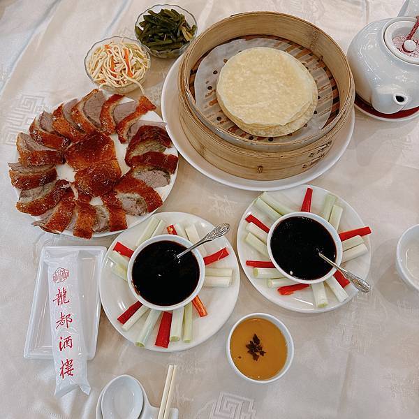 他回日本前帶他來吃我台北最愛龍都酒樓烤鴨!鴨粥還有港點好吃( 他回日本前帶他來吃我台北最愛龍都酒樓烤鴨!鴨粥還有港點好吃(