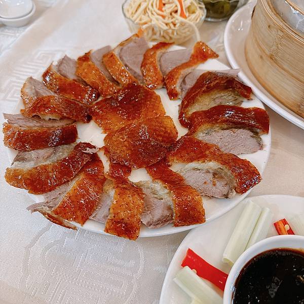 他回日本前帶他來吃我台北最愛龍都酒樓烤鴨!鴨粥還有港點好吃( 他回日本前帶他來吃我台北最愛龍都酒樓烤鴨!鴨粥還有港點好吃(