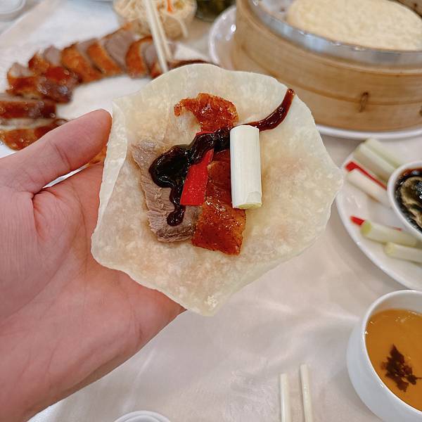 他回日本前帶他來吃我台北最愛龍都酒樓烤鴨!鴨粥還有港點好吃( 他回日本前帶他來吃我台北最愛龍都酒樓烤鴨!鴨粥還有港點好吃(