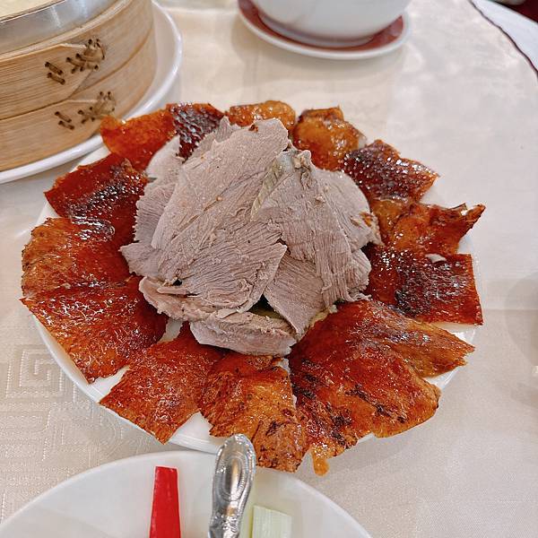 他回日本前帶他來吃我台北最愛龍都酒樓烤鴨!鴨粥還有港點好吃( 他回日本前帶他來吃我台北最愛龍都酒樓烤鴨!鴨粥還有港點好吃(