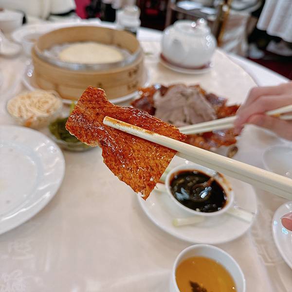 他回日本前帶他來吃我台北最愛龍都酒樓烤鴨!鴨粥還有港點好吃( 他回日本前帶他來吃我台北最愛龍都酒樓烤鴨!鴨粥還有港點好吃(