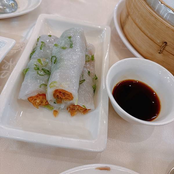 他回日本前帶他來吃我台北最愛龍都酒樓烤鴨!鴨粥還有港點好吃( 他回日本前帶他來吃我台北最愛龍都酒樓烤鴨!鴨粥還有港點好吃(