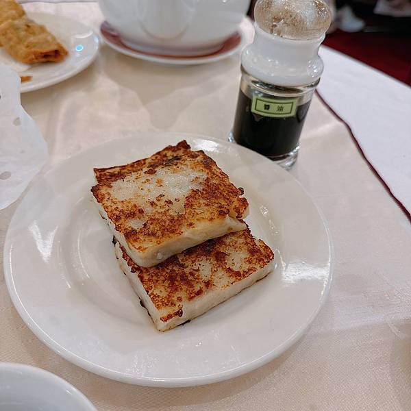 他回日本前帶他來吃我台北最愛龍都酒樓烤鴨!鴨粥還有港點好吃( 他回日本前帶他來吃我台北最愛龍都酒樓烤鴨!鴨粥還有港點好吃(