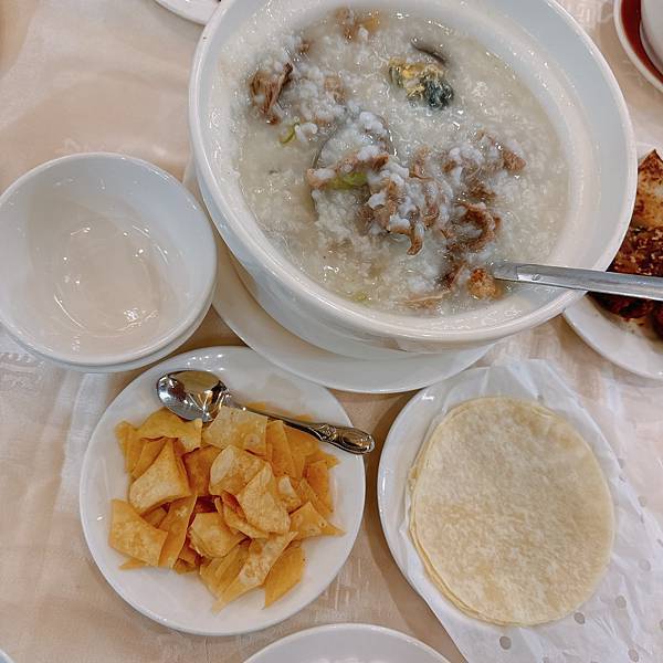 他回日本前帶他來吃我台北最愛龍都酒樓烤鴨!鴨粥還有港點好吃( 他回日本前帶他來吃我台北最愛龍都酒樓烤鴨!鴨粥還有港點好吃(