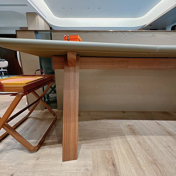 新家裝潢日記之等了超過一年的愛馬仕Metiers書桌終於到了 新家裝潢日記之等了超過一年的愛馬仕Metiers書桌終於到了