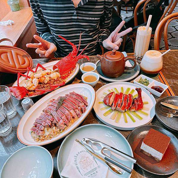 他說這家比鼎泰豐炒飯好吃啦!!!!!又龍蝦又牛排的炒飯天花板 他說這家比鼎泰豐炒飯好吃啦!!!!!又龍蝦又牛排的炒飯天花板