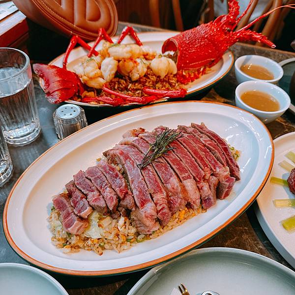 他說這家比鼎泰豐炒飯好吃啦!!!!!又龍蝦又牛排的炒飯天花板 他說這家比鼎泰豐炒飯好吃啦!!!!!又龍蝦又牛排的炒飯天花板