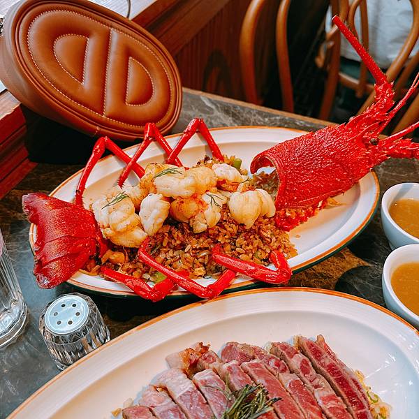 他說這家比鼎泰豐炒飯好吃啦!!!!!又龍蝦又牛排的炒飯天花板 他說這家比鼎泰豐炒飯好吃啦!!!!!又龍蝦又牛排的炒飯天花板