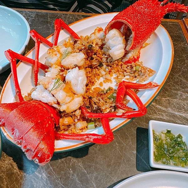 他說這家比鼎泰豐炒飯好吃啦!!!!!又龍蝦又牛排的炒飯天花板 他說這家比鼎泰豐炒飯好吃啦!!!!!又龍蝦又牛排的炒飯天花板