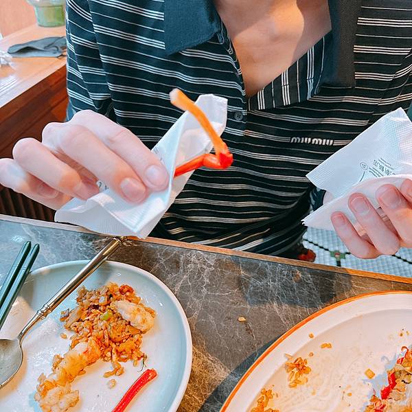 他說這家比鼎泰豐炒飯好吃啦!!!!!又龍蝦又牛排的炒飯天花板 他說這家比鼎泰豐炒飯好吃啦!!!!!又龍蝦又牛排的炒飯天花板