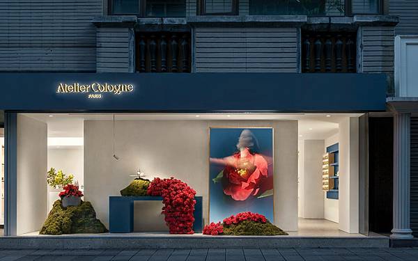 AC_大安旗艦店形象照_店外正面山茶花櫥窗