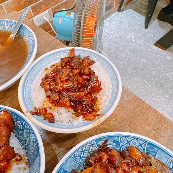 比想像好吃!陪日本人來吃米其林必比登推薦的小王煮瓜滷肉飯,清 比想像好吃!陪日本人來吃米其林必比登推薦的小王煮瓜滷肉飯,清
