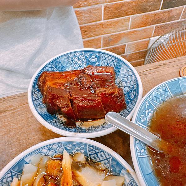 比想像好吃!陪日本人來吃米其林必比登推薦的小王煮瓜滷肉飯,清 比想像好吃!陪日本人來吃米其林必比登推薦的小王煮瓜滷肉飯,清