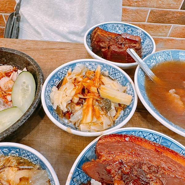 比想像好吃!陪日本人來吃米其林必比登推薦的小王煮瓜滷肉飯,清 比想像好吃!陪日本人來吃米其林必比登推薦的小王煮瓜滷肉飯,清