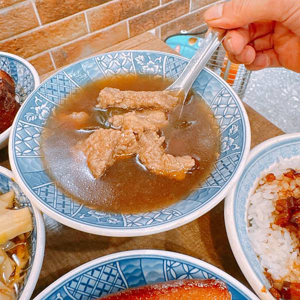 比想像好吃!陪日本人來吃米其林必比登推薦的小王煮瓜滷肉飯,清 比想像好吃!陪日本人來吃米其林必比登推薦的小王煮瓜滷肉飯,清