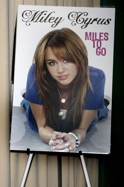 gallery_main-miley-cyrus-book-launch-02.jpg