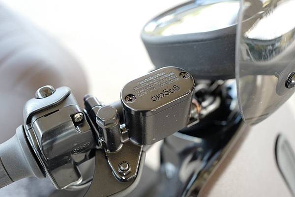 gogoro2_gogoro_2_cafe_racer-gozilla_狗吉拉_改裝精品配件_手機架_加長前土除_平面腳踏板_車牌保護框_置物Y架-051.jpg