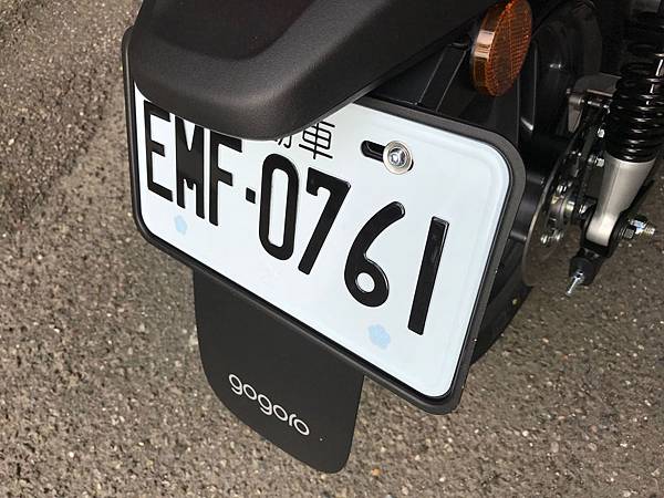 Gogoro 3 Plus Gozilla改裝配件 車牌框 Y型置物架 手機架 防刮套 鋁合金腳踏墊版-09.jpg