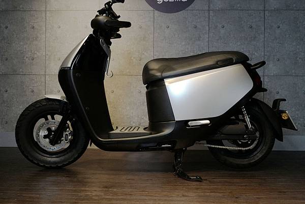 Gogoro 2 Plus Rumbler S2 Delight Gozilla飛炫踏板輔助器貼閃霧銀 安裝開箱評價-23.jpg