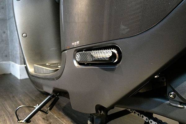 Gogoro 2 Plus Rumbler S2 Delight Gozilla飛炫踏板輔助器貼碳纖維 安裝開箱評價-30.jpg