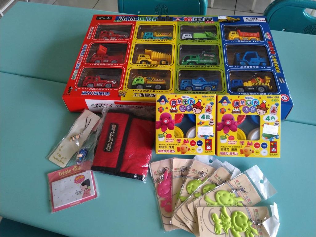 10.15施小姐捐贈禮物.jpg 10.15施小姐捐贈禮物.jpg
