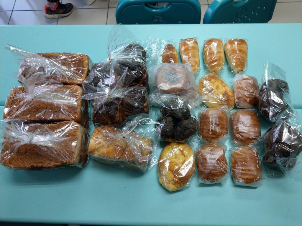 11.15柯小姐捐贈麵包一批2.jpg 11.15柯小姐捐贈麵包一批2.jpg