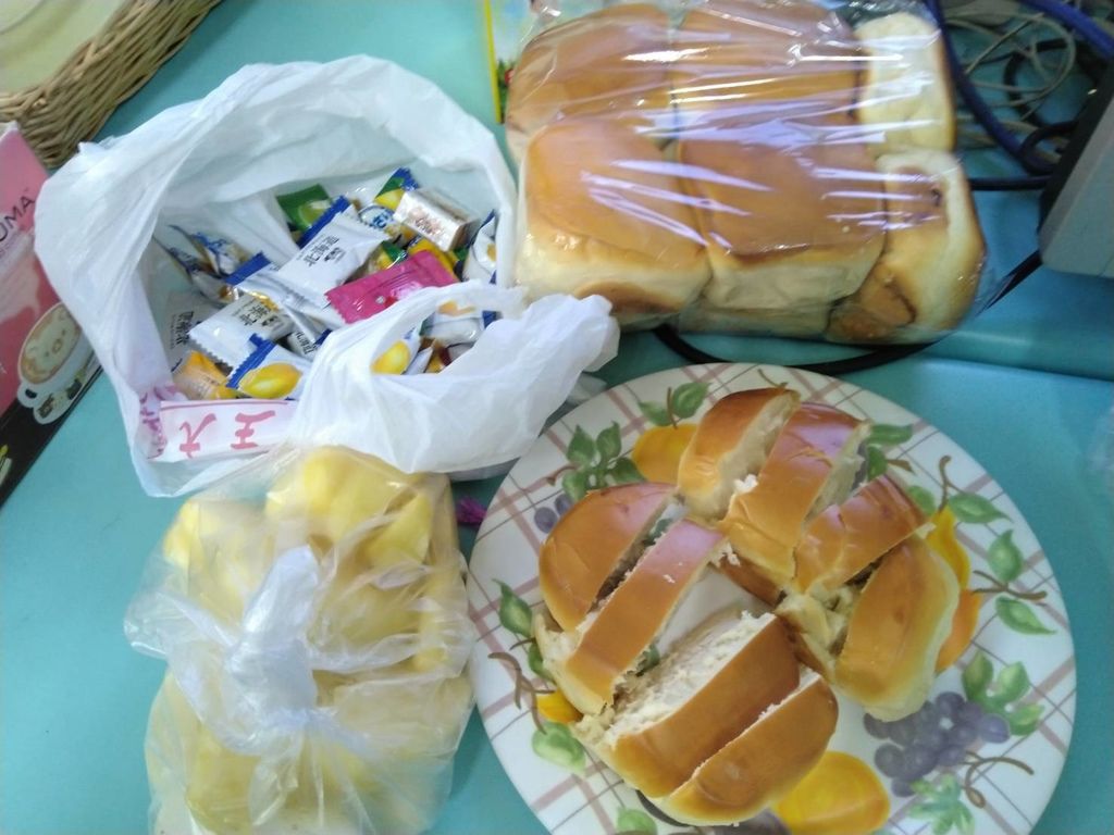 2.26善心人士捐贈烤麵包,糖果,水果.jpg 2.26善心人士捐贈烤麵包,糖果,水果.jpg