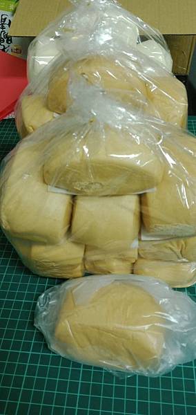 10.16慶峰鮮奶饅頭 捐贈饅頭三包.jpg 10.16慶峰鮮奶饅頭 捐贈饅頭三包.jpg